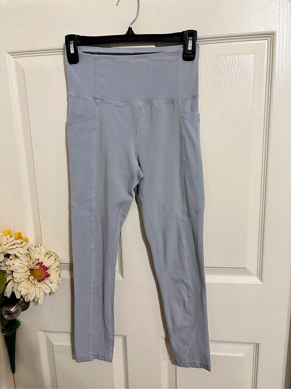 8 Women's Performance Leggings Size Medium